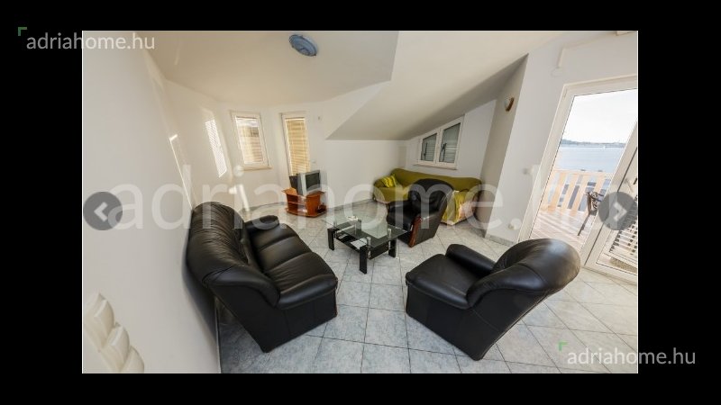 Rogoznica - Vila sa 7 apartmana 50 metara od mora (drugi red).