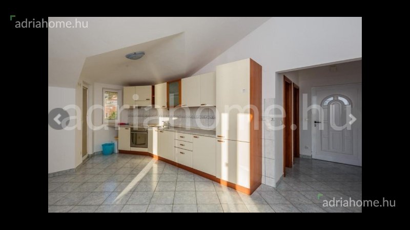 Rogoznica - Vila sa 7 apartmana 50 metara od mora (drugi red).
