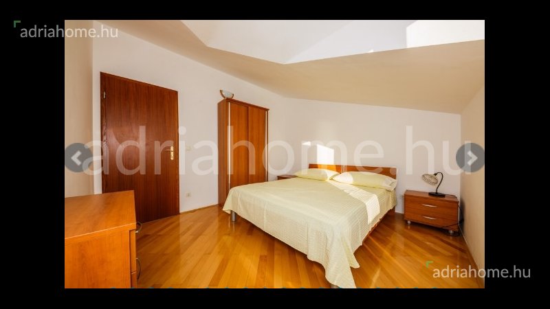 Rogoznica - Vila sa 7 apartmana 50 metara od mora (drugi red).