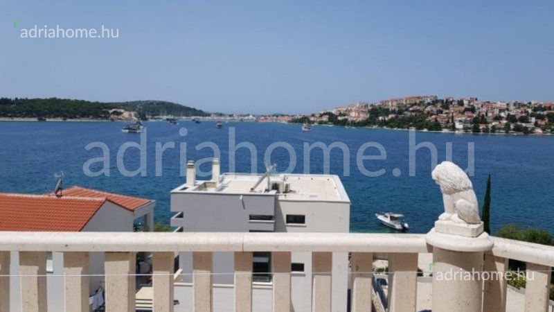 Rogoznica - Vila sa 7 apartmana 50 metara od mora (drugi red).