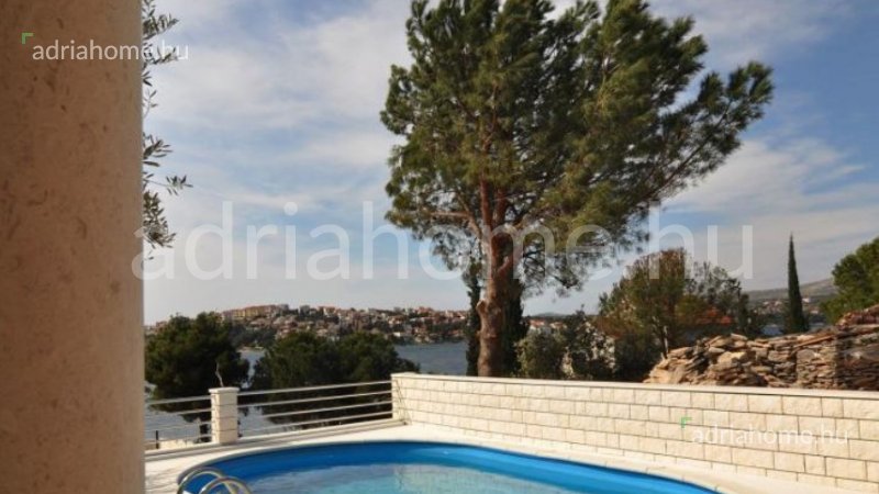 Rogoznica - Vila sa 7 apartmana 50 metara od mora (drugi red).