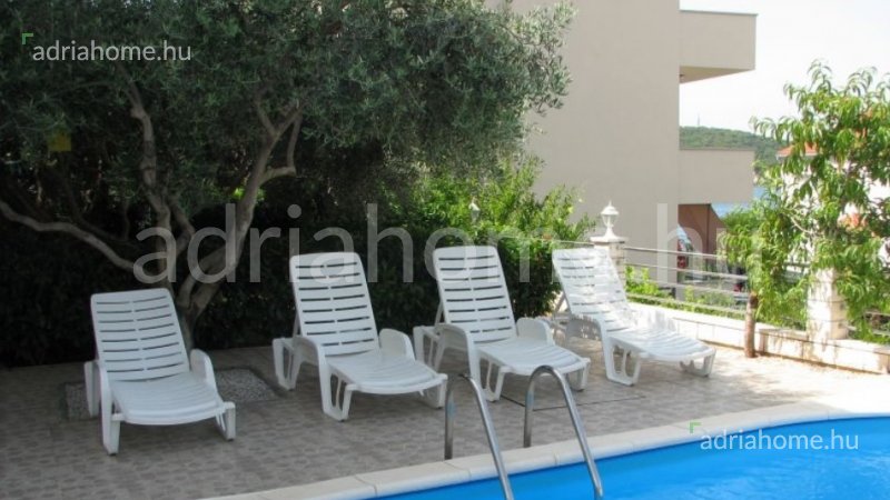 Rogoznica - Vila sa 7 apartmana 50 metara od mora (drugi red).