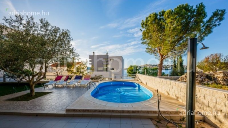 Rogoznica - Vila sa 7 apartmana 50 metara od mora (drugi red).