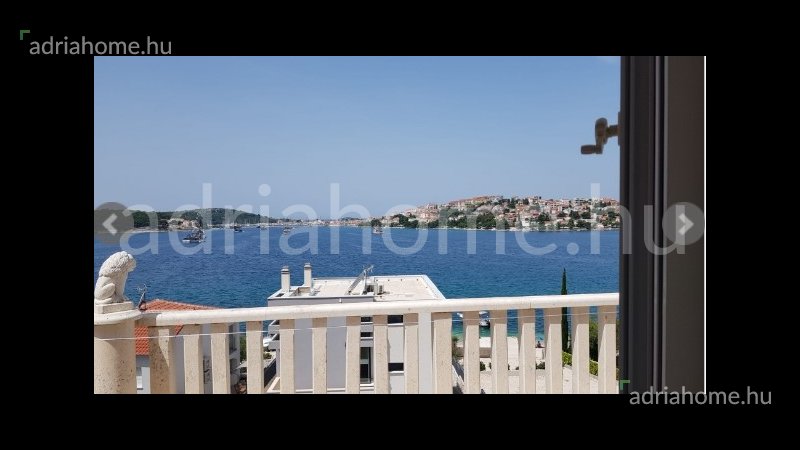Rogoznica - Vila sa 7 apartmana 50 metara od mora (drugi red).