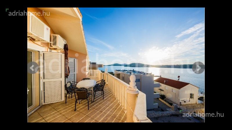 Rogoznica - Vila sa 7 apartmana 50 metara od mora (drugi red).