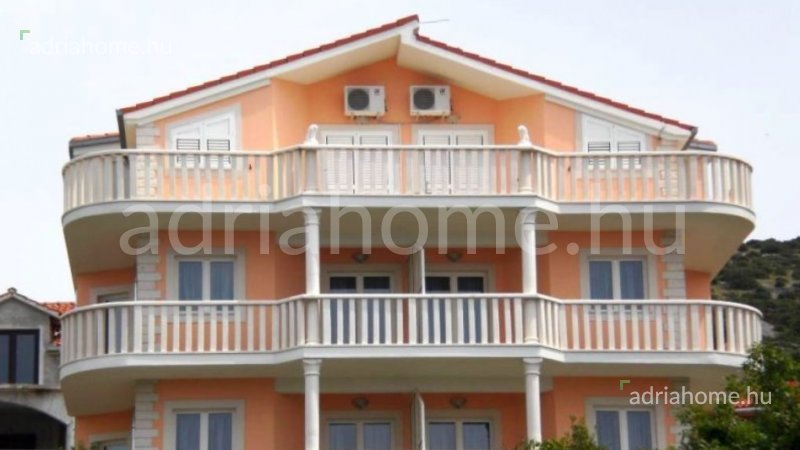 Rogoznica - Vila sa 7 apartmana 50 metara od mora (drugi red).