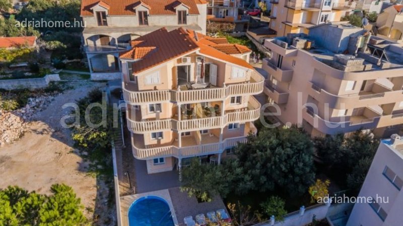 Rogoznica - Vila sa 7 apartmana 50 metara od mora (drugi red).