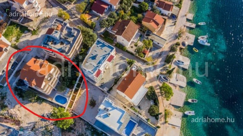 Rogoznica - Vila sa 7 apartmana 50 metara od mora (drugi red).