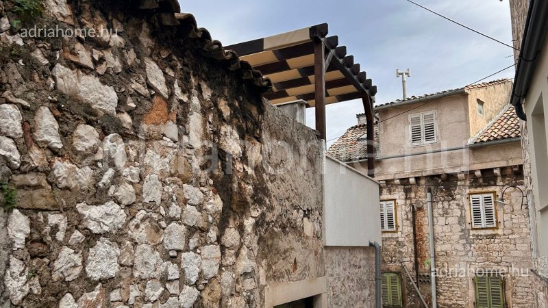 Šibenik – Felújítandó kőház az óvárosban