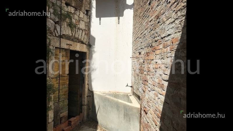 Šibenik – Felújítandó kőház az óvárosban