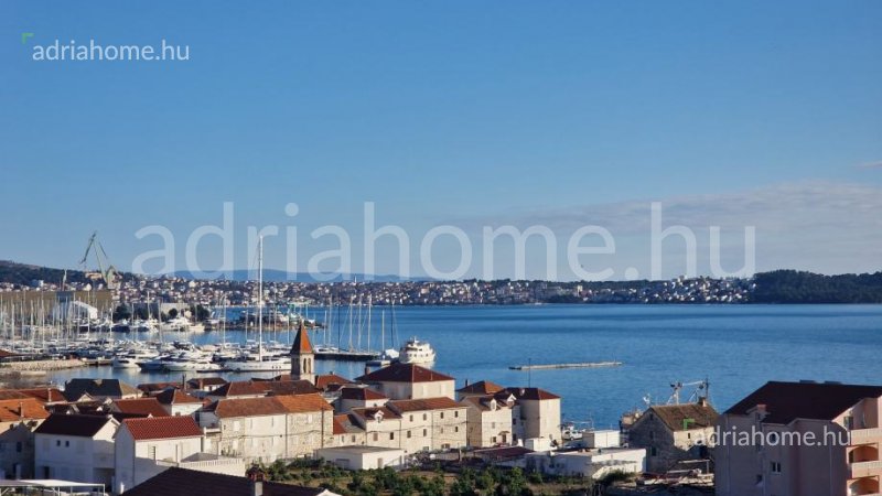 Trogir környéke - Luxus penthouse kilátással és medencével 