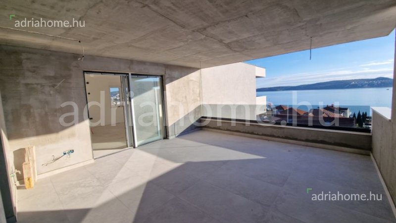 Trogir környéke - Luxus penthouse kilátással és medencével 