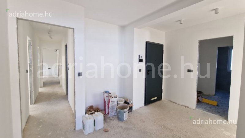 Trogir környéke - Luxus penthouse kilátással és medencével 