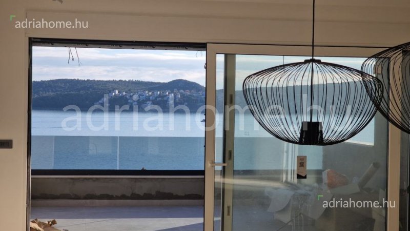 Trogir környéke - Luxus penthouse kilátással és medencével 