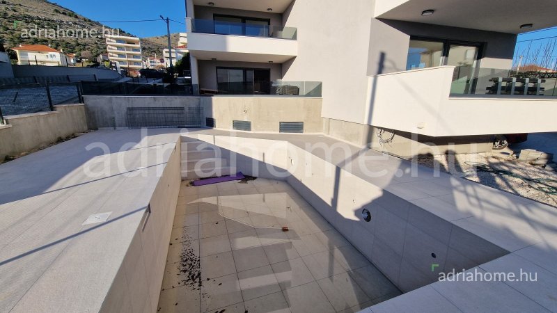 Trogir környéke - Luxus penthouse kilátással és medencével 