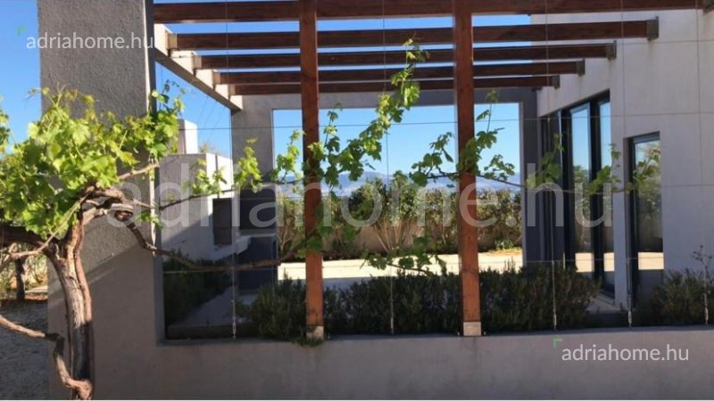 Brač Island - Villa with swimming pool, first row in the center of Sutivan