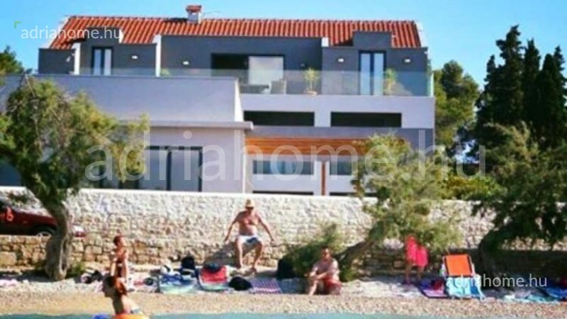 Brač Island - Villa with swimming pool, first row in the center of Sutivan