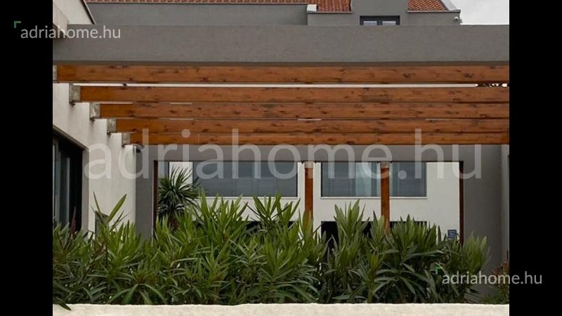 Brač Island - Villa with swimming pool, first row in the center of Sutivan