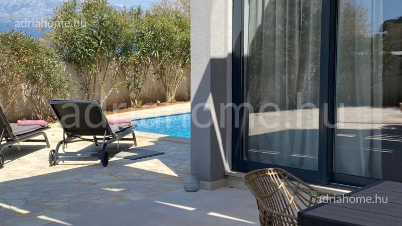 Brač Island - Villa with swimming pool, first row in the center of Sutivan