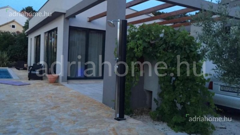 Brač Island - Villa with swimming pool, first row in the center of Sutivan
