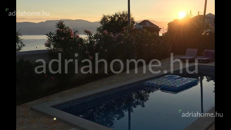 Brač Island - Villa with swimming pool, first row in the center of Sutivan