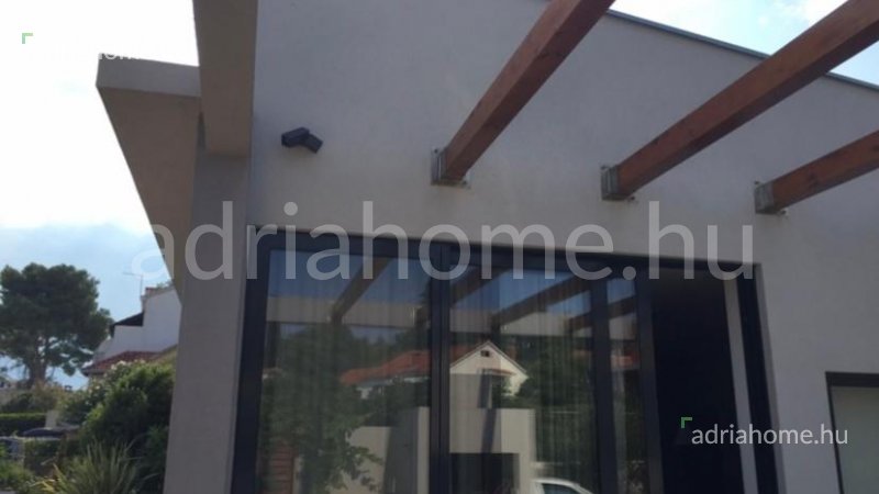 Brač Island - Villa with swimming pool, first row in the center of Sutivan