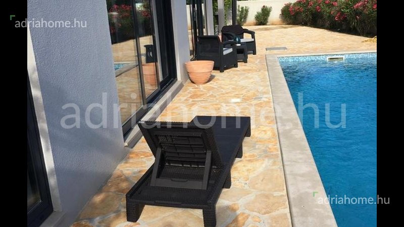 Brač Island - Villa with swimming pool, first row in the center of Sutivan