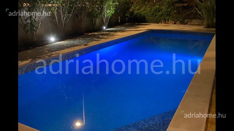 Brač Island - Villa with swimming pool, first row in the center of Sutivan