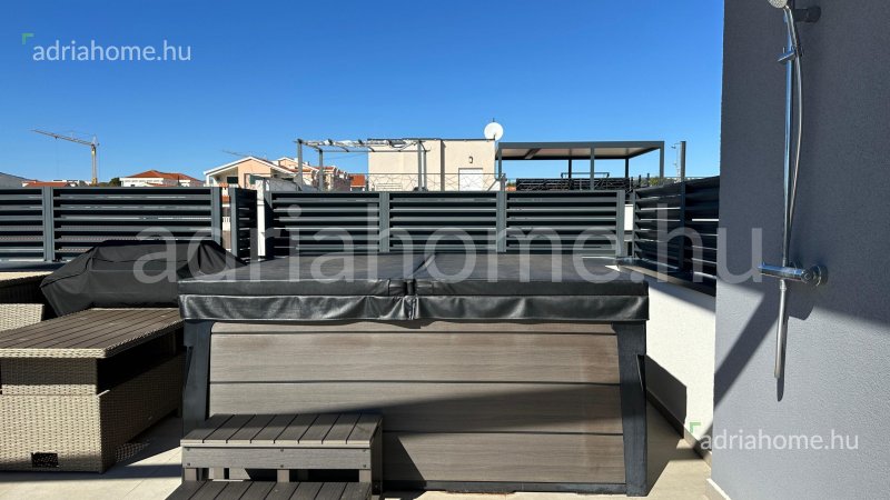 Čiovo - Penthouse apartmani sa krovnom terasom i jaccuzzijem 