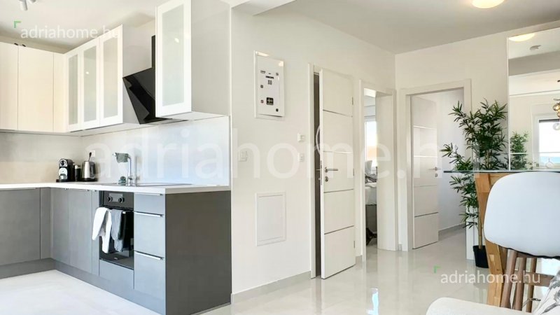 Čiovo - Penthouse apartmani sa krovnom terasom i jaccuzzijem 