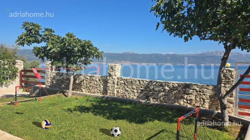 Čiovo – House with a swimming pool by the sea with access to the beach