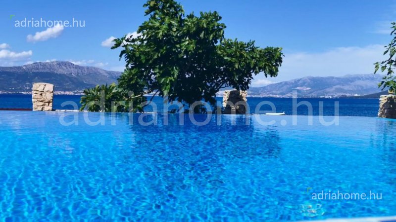 Čiovo – House with a swimming pool by the sea with access to the beach