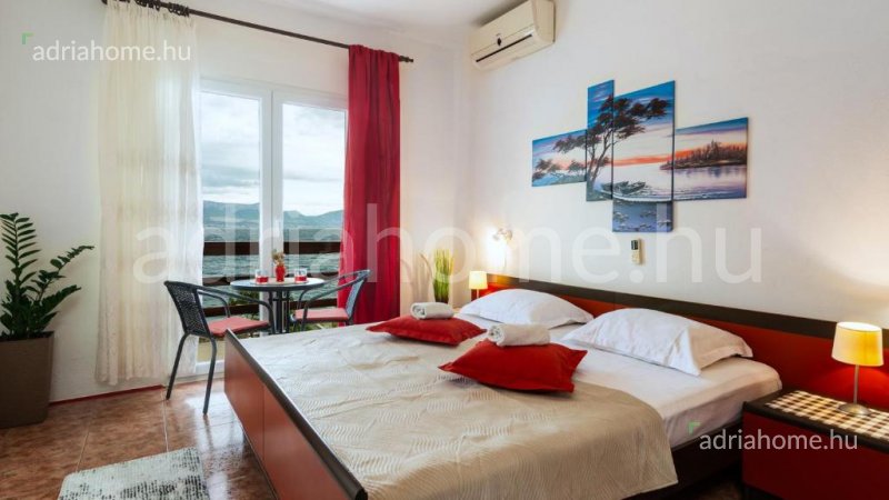 Čiovo – House with a swimming pool by the sea with access to the beach
