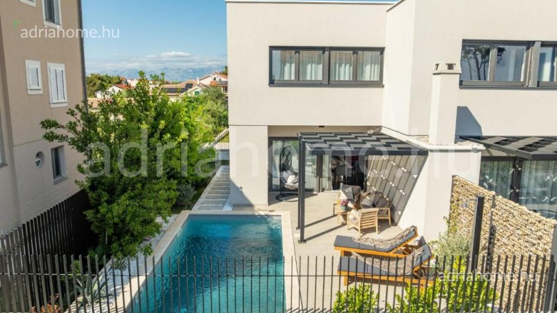 Privlaka - Vrhunska moderna vila s bazenom, tek korak do mora i pješčanih plaža