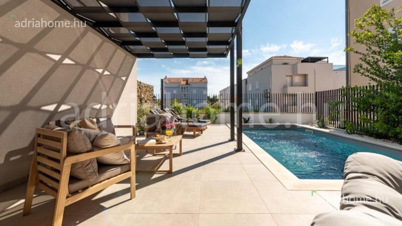 Privlaka - Vrhunska moderna vila s bazenom, tek korak do mora i pješčanih plaža