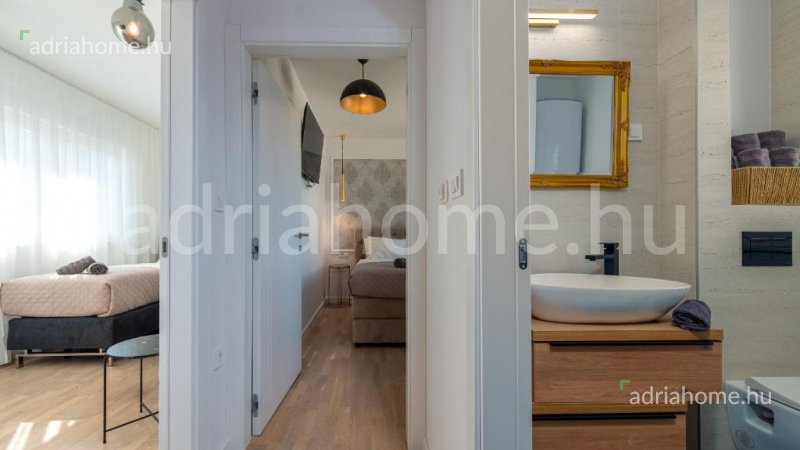 Privlaka - Vrhunska moderna vila s bazenom, tek korak do mora i pješčanih plaža