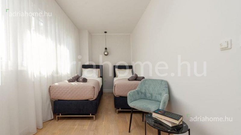 Privlaka - Vrhunska moderna vila s bazenom, tek korak do mora i pješčanih plaža