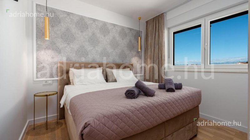 Privlaka - Vrhunska moderna vila s bazenom, tek korak do mora i pješčanih plaža