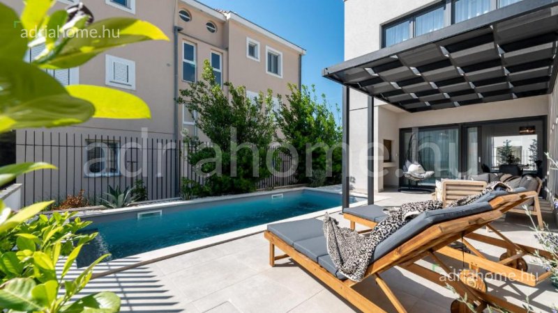 Privlaka - Vrhunska moderna vila s bazenom, tek korak do mora i pješčanih plaža
