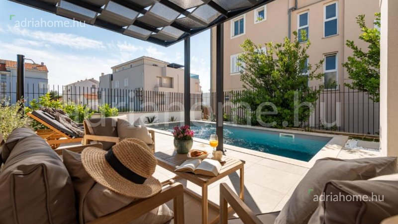 Privlaka - Vrhunska moderna vila s bazenom, tek korak do mora i pješčanih plaža