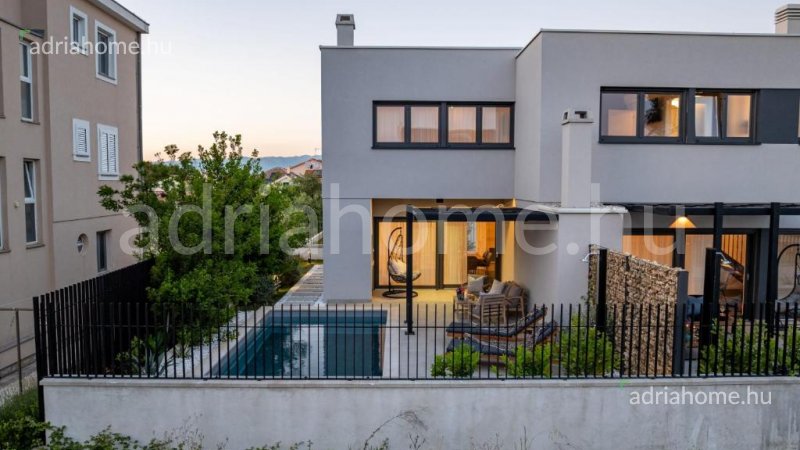Privlaka - Vrhunska moderna vila s bazenom, tek korak do mora i pješčanih plaža