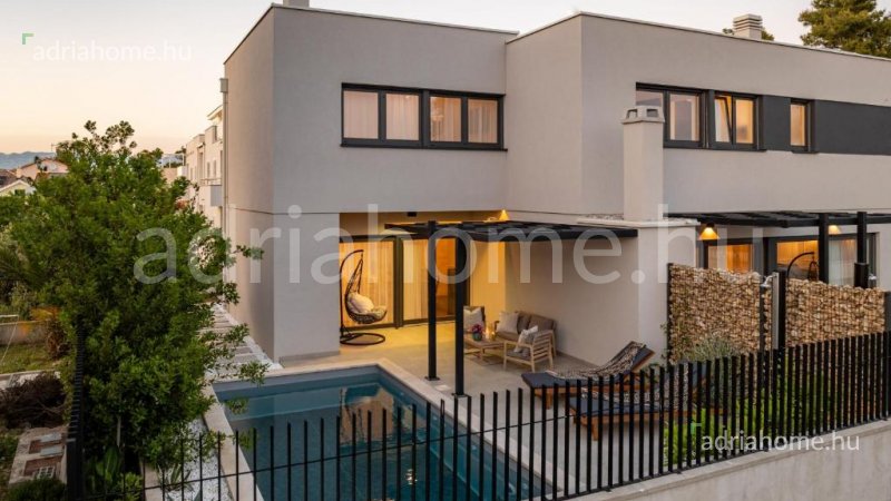 Privlaka - Vrhunska moderna vila s bazenom, tek korak do mora i pješčanih plaža