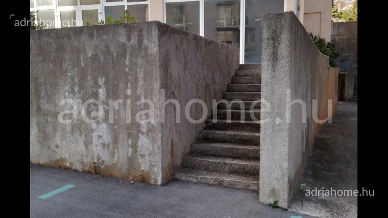 Novi Vinodolski – Poslovni prostor koji se može preurediti u 2 stana