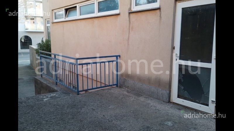 Novi Vinodolski – Poslovni prostor koji se može preurediti u 2 stana